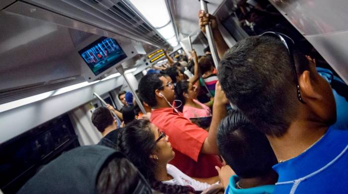 Con el Metro, los pasajeros acortan el tiempo de transporte en parte de sus recorridos diarios.