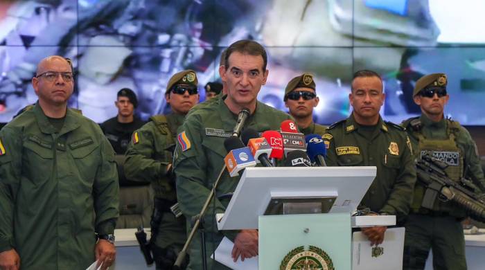 Fotografía cedida por la Policía de Colombia que muestra al director de la Policía de Colombia, general William René Salamanca (c) mientras habla hoy, durante una rueda de prensa en Bogotá (Colombia).