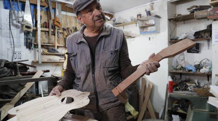 El ‘luthier’ Enrique Rodríguez.