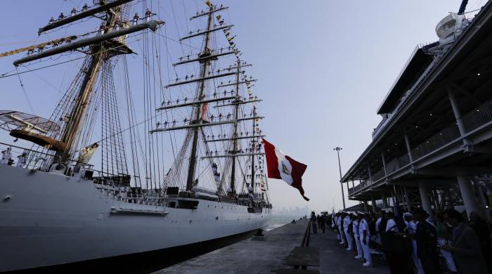 Fotografía de la llegada del buque escuela de la Armada Peruana (B.A.P.) 'Unión' este viernes al puerto de cruceros de Amador en la ciudad de Panamá.