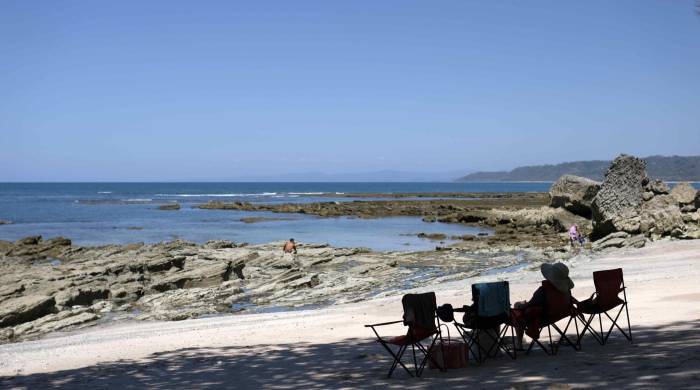 Turistas disfrutan de la playa de Santa Teresa, en la provincia de Puntarenas (Costa Rica), en una fotografía de archivo.