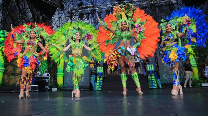 Las reinas de los cuatro días de carnaval engalanadas con sus coloridos vestuarios, dieron inicio al jolgorio del día lunes.