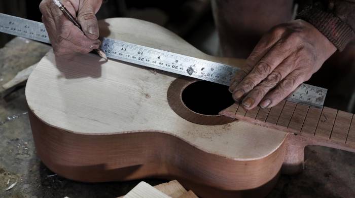 El ‘luthier’ trabajando en su taller.