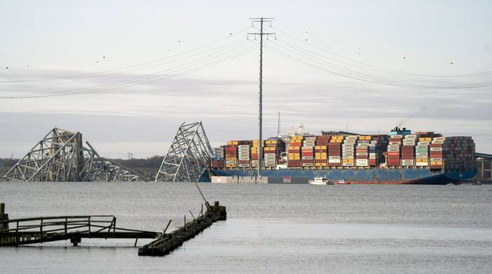 El carguero Dali, con bandera de Singapur, se estrelló contra el puente Francis Scott Key parcialmente derrumbado en Baltimore, Maryland.