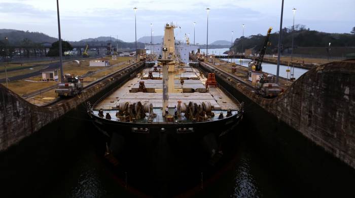 Un buque transita por el canal de Panamá el 22 de marzo de 2024, en Ciudad de Panamá (Panamá).