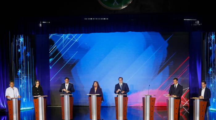 Los siete candidatos a la Presidencia de la República en el primer debate presidencial.