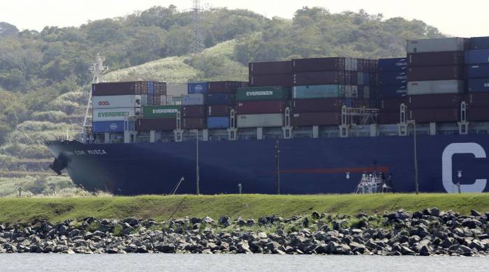 Un barco portacontenedores transita del Atlántico rumbo al Pacifico a través del Canal de Panamá.
