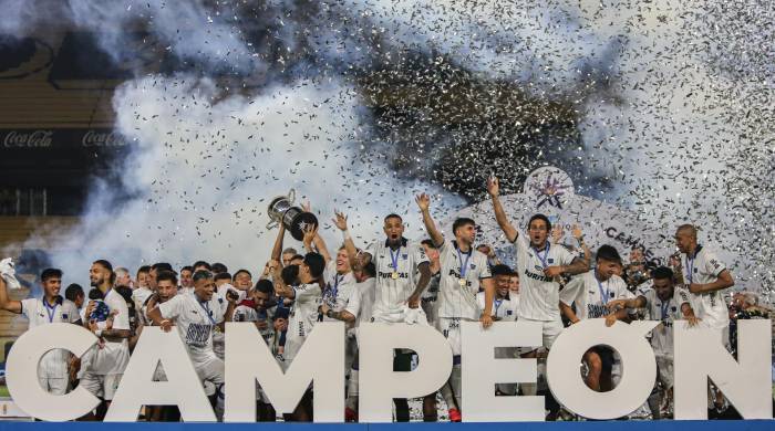 Jugadores de Liverpool FC festejan al ganar el campeonato uruguayo tras vencer a Peñarol. Foto de archivo. EFE/ Gastón Britos