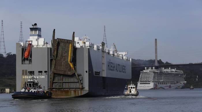 Fotografía de un buque de carga de transporte de automóviles junto a un crucero transitan, el 7 de diciembre del 2023, por la ruta del canal de Panamá (Panamá).