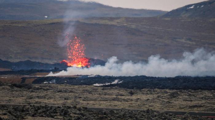 Las imágenes televisivas muestran coladas rojas de lava.