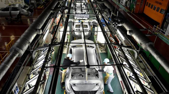 Fotografía de archivo en la que se registró una vista cenital de una línea de producción de la planta de ensamblaje de la automotriz japonesa Toyota Tsutsumi, en Toyota, en Nagoya, Japón.