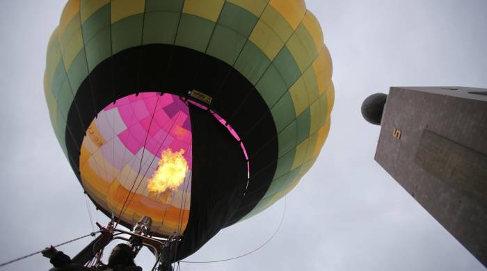 Fotografía de globos aerostáticos en la inauguración del Segundo Festival Internacional del Globo en Sudamérica hoy, en la Ciudad Mitad del Mundo (Ecuador).