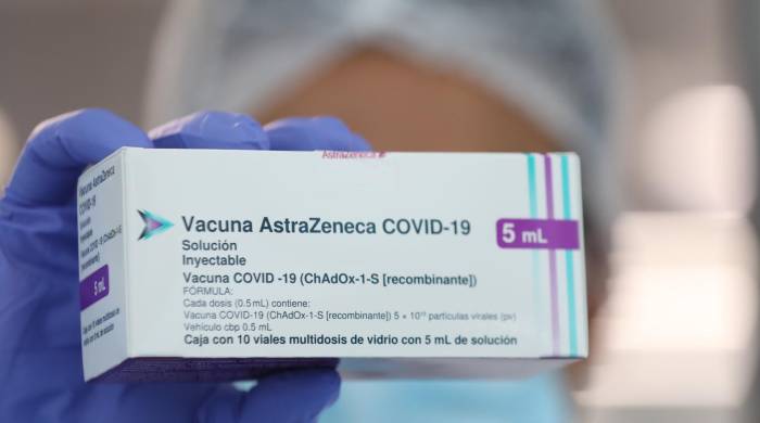 Una persona muestra un envase de la vacuna AstraZeneca para combatir la covid-19.