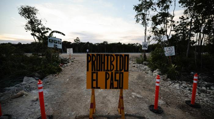 Fotografía de un letrero en las obras del Tren Maya en los Tramos 5, 6 y 7, que comprenden las ciudades de Cancún, Playa del Carmen, Tulum y Chetumal, en Bacalar, estado de Quintana Roo (México).