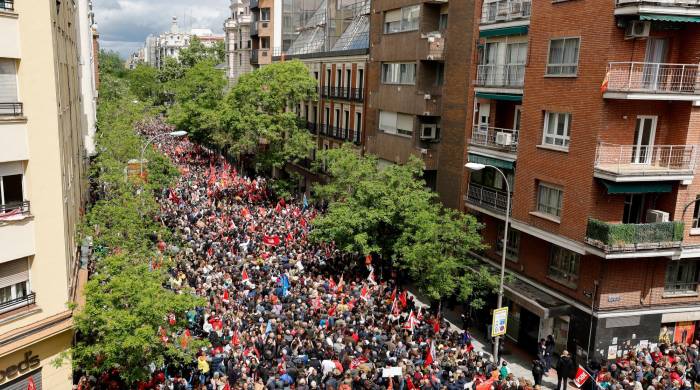 Este 27 de abril la capital española también fue escenario de protestas en apoyo al presidente Pedro Sánchez.
