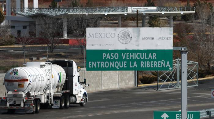 Un vehículo transita por el área de carga de Puente de Tornillo, el 8 de febrero de 2024, en Ciudad Juárez, México.