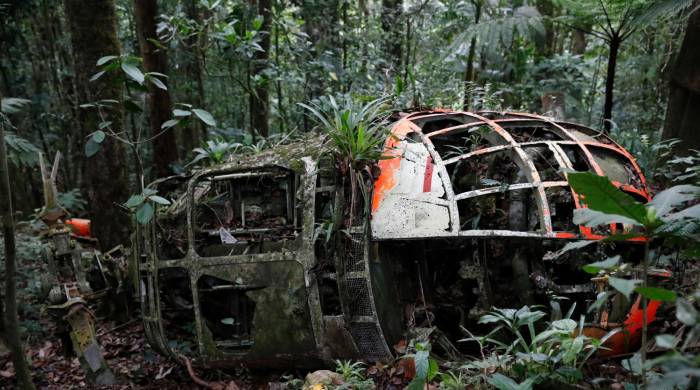Los restos de dos helicópteros permanecen en medio de la selva. Se desconoce cómo llegaron allí