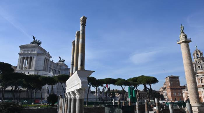 Al fondo, el monumento a Victor Emmanuel II (I) las columnas de la basílica Ulpia (C) y la columna Trajana (D).