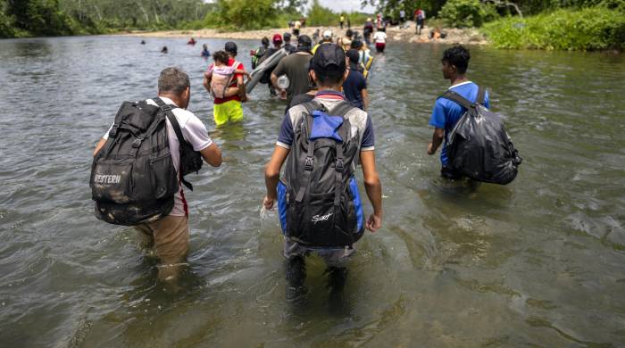 Migrantes cruzan el río Tuquesa cerca del pueblo de Bajo Chiquito, el primer control fronterizo de la provincia de Darién en Panamá, el 21 de septiembre de 2023.