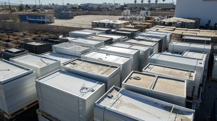 Los paneles solares dañados que se van a reciclar se muestran en la planta We Recycle Solar en Yuma, Arizona, el 6 de diciembre de 2023.