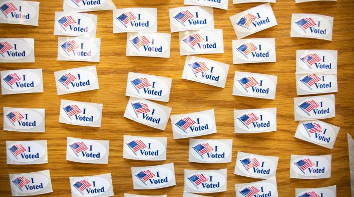 Pegatinas que dicen “Yo voté” cubren una mesa en un colegio electoral durante las primarias de Carolina del norte el supermartes.