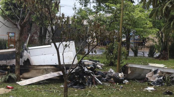 Fotografía de los restos y escombros de una avioneta que se accidentó hoy en Jaboticabal, estado de Sao Paulo (Brasil). EFE/ Luciano Claudino
