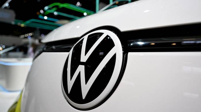 El logotipo del fabricante de automóviles alemán Volkswagen (VW) se ve en el frente de un Volkswagen ID.