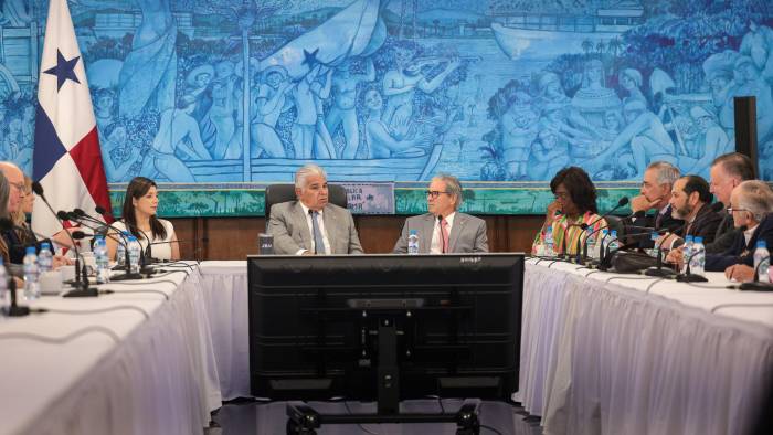 Presidente Mulino junto a parte de su Gabinete reunido con empresarios que integran el CONEP.