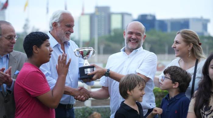 José Raúl Arias (i) entregó el trofeo del triunfo a Yanko García, propietario del ejemplar ganador