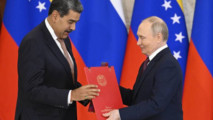 El presidente ruso, Vladimir Putin, y el presidente venezolano, Nicolás Maduro, intercambiaron documentos durante una ceremonia de firma tras sus conversaciones en el Kremlin de Moscú el 7 de mayo de 2025.