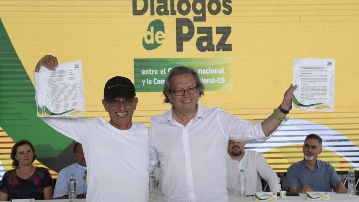El jefe negociador de la Coordinadora Nacional Ejército Bolivariano (CNEB), Walter Mendoza (i) y el jefe negociador de Gobierno Armando Novoa celebran luego de firmar acuerdos.