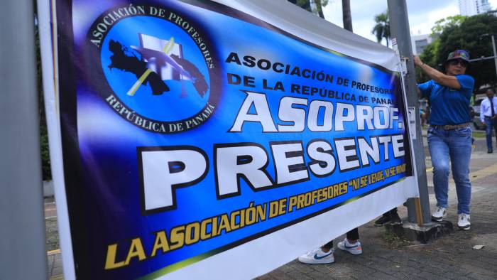 Protesta de docentes en la Vía España.