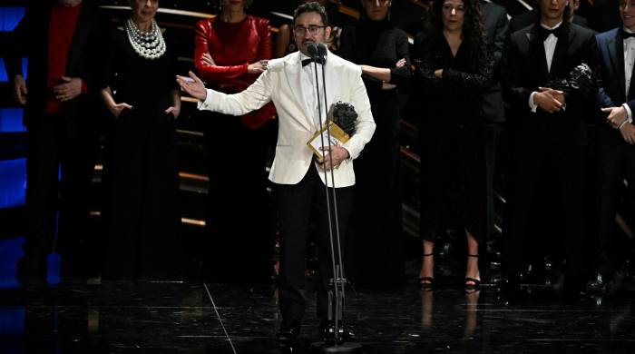 El director de cine español Juan Antonio Bayona pronuncia un discurso al recibir el premio a la Mejor Película por “La sociedad de la nieve”.