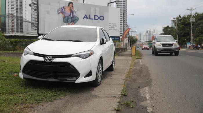 Un auto estacionado sobre la acera en la ciudad de Panamá