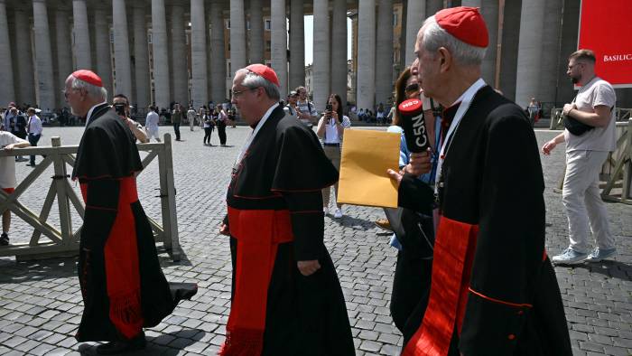 El cardenal argentino Vicente Bokalic Iglic (izquierda), el cardenal Ángel Sixto Rossi (centro) y el cardenal Mario Aurelio Poli (derecha) se retiran tras una reunión de congregación en El Vaticano