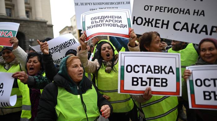 Los agricultores sostienen pancartas que dicen Renuncia, durante una protesta frente al Consejo de Ministros en Sofía, Bulgaria, el 13 de febrero de 2024.