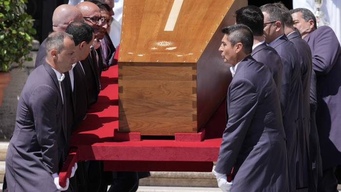 Portadores llevan el féretro del difunto papa Francisco a la basílica de Santa María la Mayor, su lugar de descanso final.