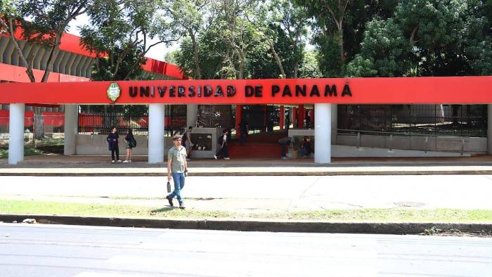Fachada de la entrada de la Universidad de Panamá