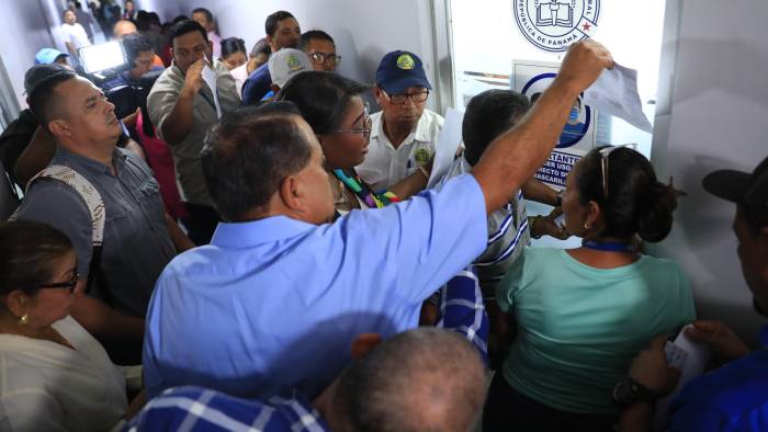 La Contraloría está pagando por cheques a los funcionarios de la Asamblea Nacional.