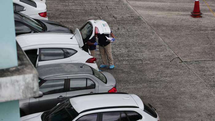 El hombre espero a su expareja en el área de los estacionamientos del complejo residencial.