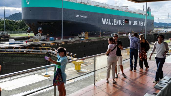 Vista del tránsito que hace un buques cargueros por el Canal de Panamá, específicamente, en las esclusas de Miraflores.