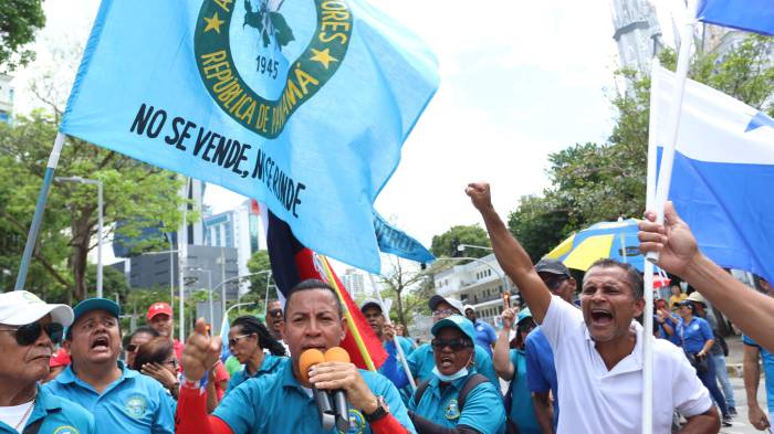 Hay docentes que siguen en paro de labores desde el pasado 23 de abril.