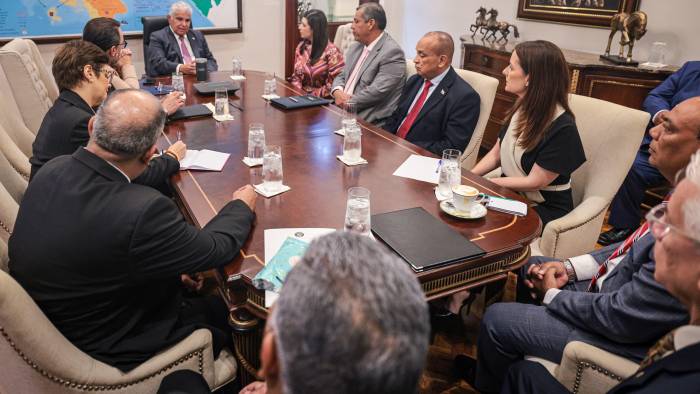 Reunión entre jefes de bancada de la Asamblea Nacional y el presidente José Raúl Mulino junto a dos ministros de su gabinete.