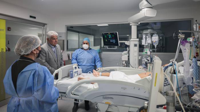 Según los especialistas que la atienden, la lesión fue causada por una pedrada