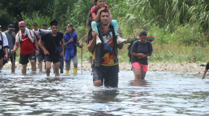 Miles de niños acompañan a sus padres en la travesía migratoria.