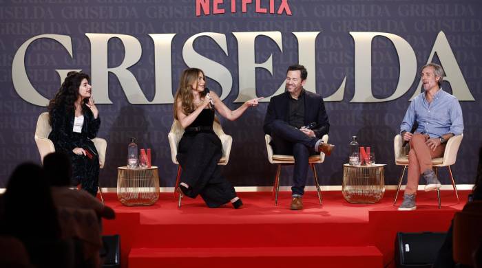 La actriz colombiana, Sofía Vergara (2i), junto al productor estadounidense Eric Newman (2d) y el director colombiano Andrés Baiz (d) durante la presentación de la serie de Netflix 'Griselda'.