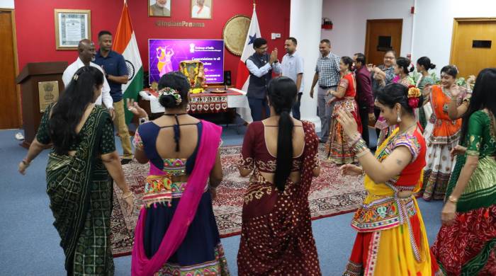 La danza es propia del festival de Navrati.