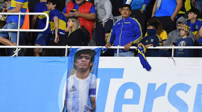 Aficionados de Boca Juniors aún recuerdan la importante figura deportiva de Diego Maradona.