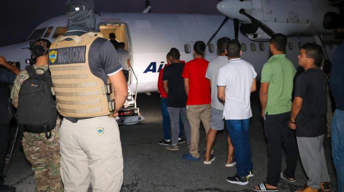 Los 30 colombianos, entre ellos dos mujeres, fueron llevados esposados en horas de la madrugada en un autobús hasta el aeropuerto de Albrook.