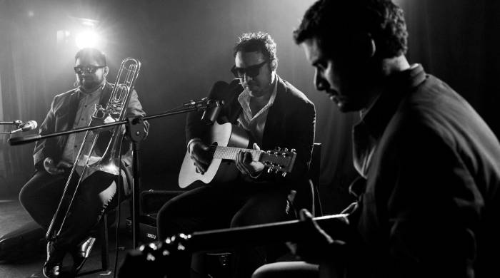 Carlos Méndez toca junto a Benicio Núñez y Víctor Méndez en las tablas del teatro Guild de Ancón.